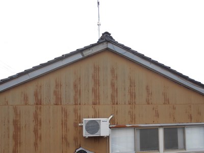 強風による破風鋼板材剥がれ・飛散被害（正面）