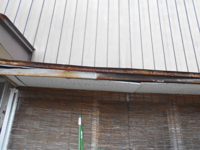 強風によるひさし軒天井材剥がれ被害