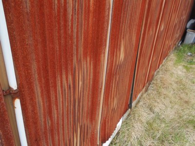 強風による外壁鋼板材剥がれ被害