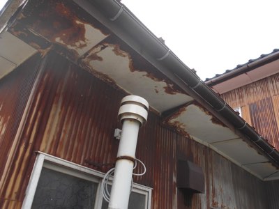 強風による軒天井鋼板材剥がれ被害