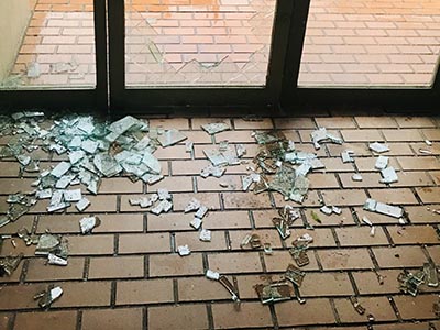 強風によるひさし軒天井材剥がれ被害