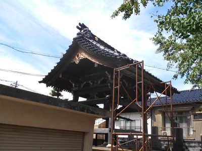 強風飛来物による隅巴・追掛瓦破損二次被害