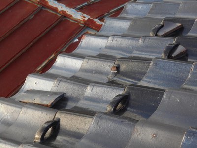 強風飛来棟瓦による雪止め瓦破損二次被害