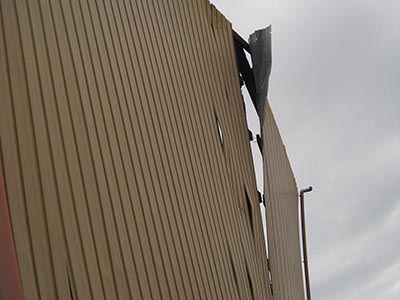 強風による外壁材剥がれ被害