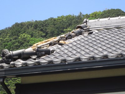強風による屋根下り棟瓦破損被害