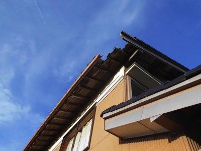 強風による軒瓦欠損・屋根下地損傷二次被害