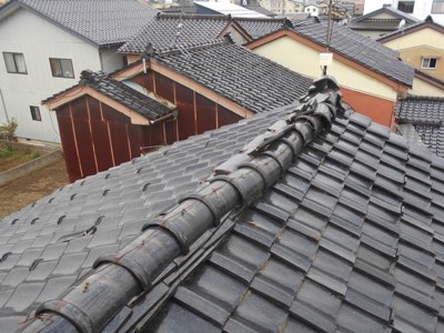 強風による棟冠瓦ズレ蛇行外れ被害