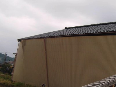 強風による外壁材剥がれ・雨どい破損被害