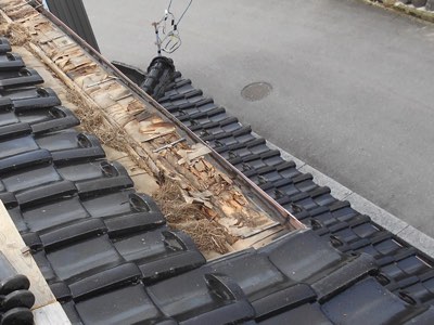 雨水浸入による屋根軒下地の損傷被害