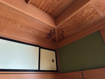 雨もりによる和室隅天井汚損被害