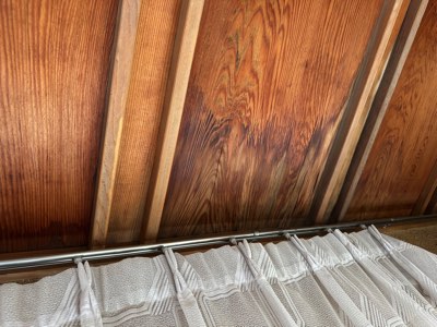 上屋根軒からの雨水浸入による天井汚損被害