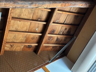 雨もりによる納屋壁際天井の汚損被害