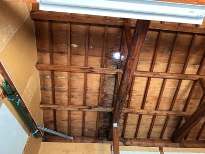 雨漏りによる納屋天井の穴あき破損被害