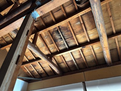 雨もりによる納屋中央天井の汚損被害