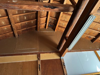 雨漏りによる納屋棟下天井の汚損被害