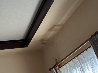 雨もりによる洋間クロス天井汚損被害