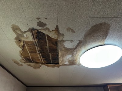雨もりによる台所天井材崩落被害