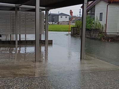 大雨による玄関先・カーポート浸水被害