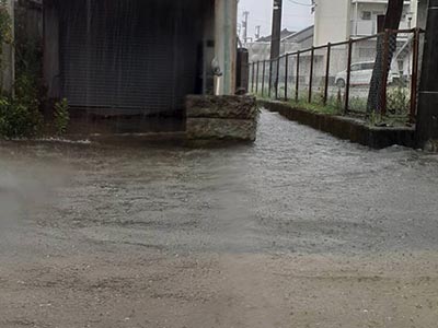 線状降水帯大雨による用水路溢れ浸水被害