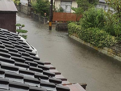 大雨による道路浸水被害　屋根からの撮影