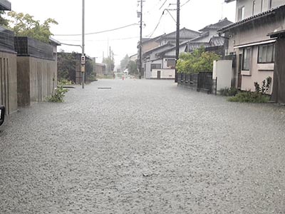 線状降水帯大雨排水不良による道路浸水被害