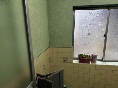 地震による風呂場内壁・タイル亀裂被害