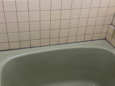 震度５強地震による風呂場タイル亀裂被害