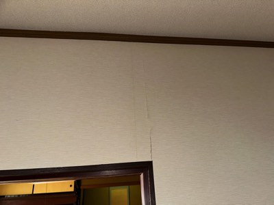 震度５強地震による内壁紙亀裂被害