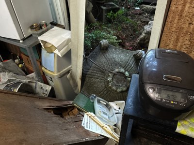 地震庭灯篭倒壊による住宅建具・家具破損二次被害