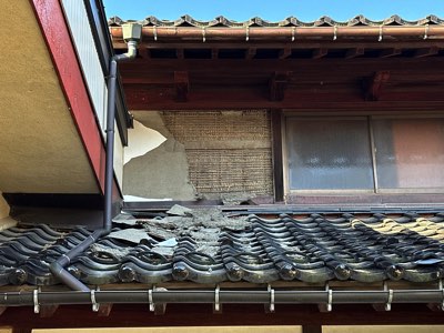 震度５強地震による白壁剥がれ・落下被害