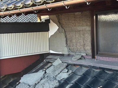 地震による左官塗り白壁剥がれ・落下被害